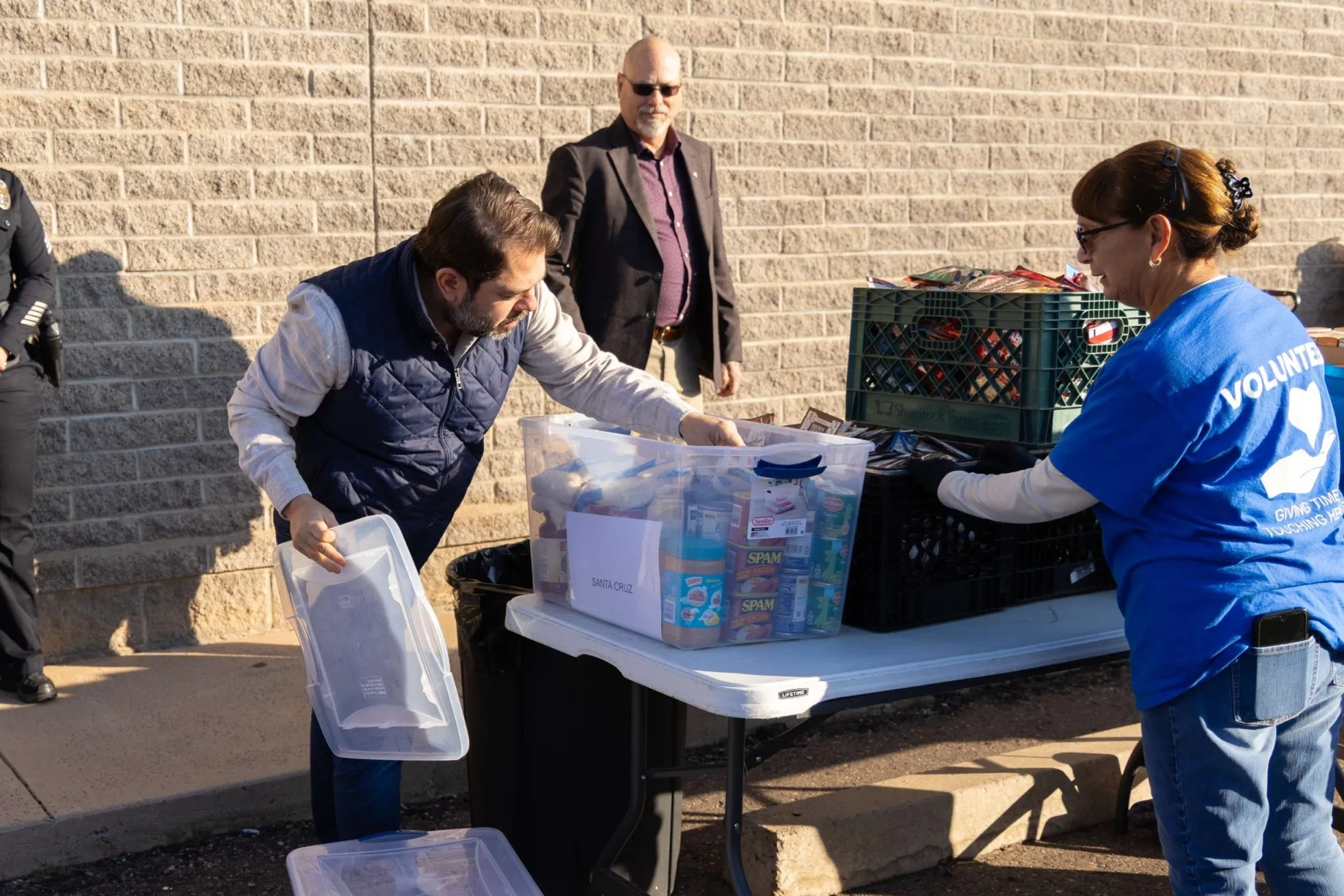 Gallego se une a bancos de alimentos en Arizona rumbo al Día de Acción de Gracias