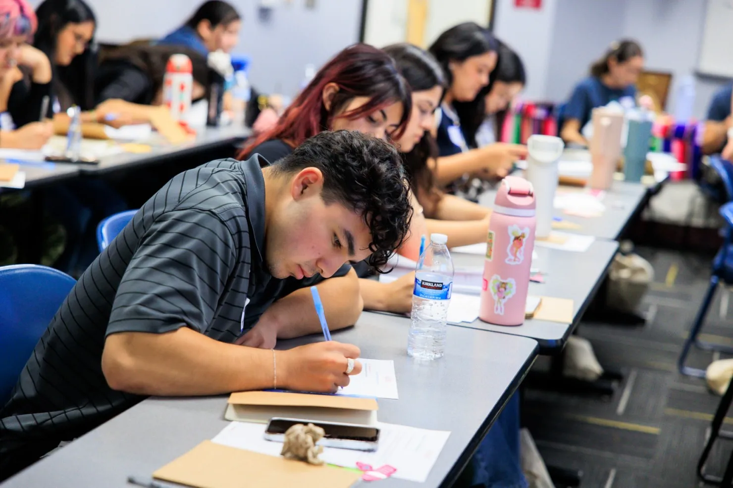 Beca Adelante: apoyo integral para estudiantes elegibles bajo la Propuesta 308