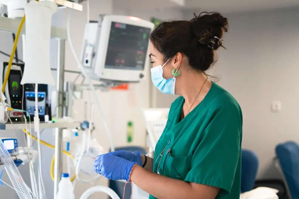 Cuando los recortes llegan al hospital: enfermera de Arizona alerta sobre el impacto en pacientes y comunidades vulnerables como los latinos