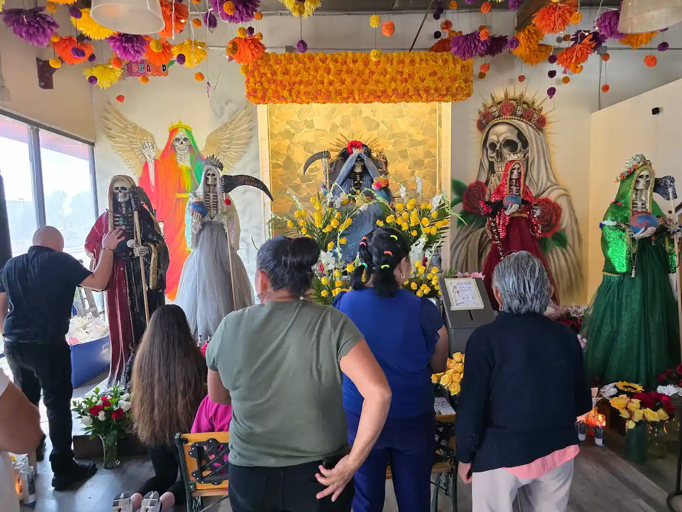 Devotos asisten a la misa dominical en el Templo a la Santa Muerte en Phoenix