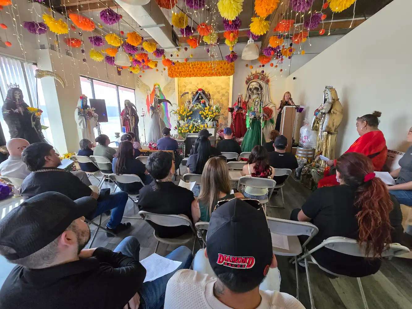 Feligreses durante la ceremonia dominical en Templo de la Santa Muerte en Phoenix