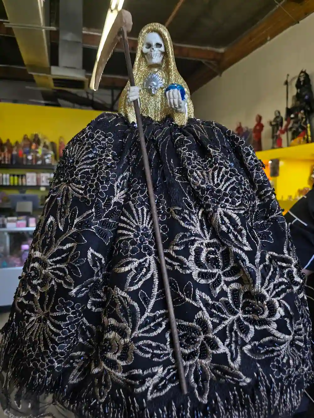 Estatua de la Santa Muerte con vestuario confeccionado por Patsy López