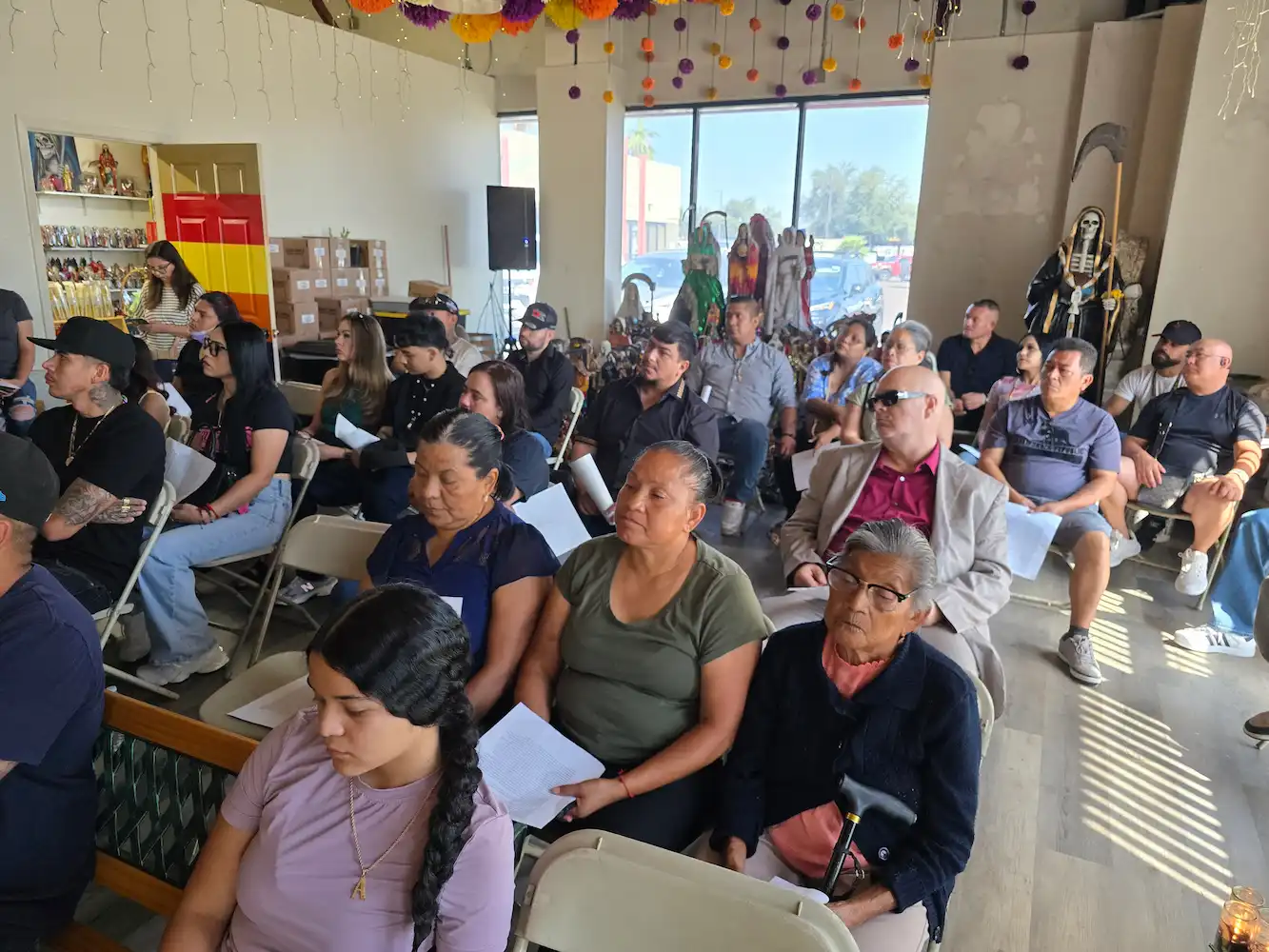 Devotos durante la misa dominical en el templo de la Santa Muerte en Phoenix, AZ
