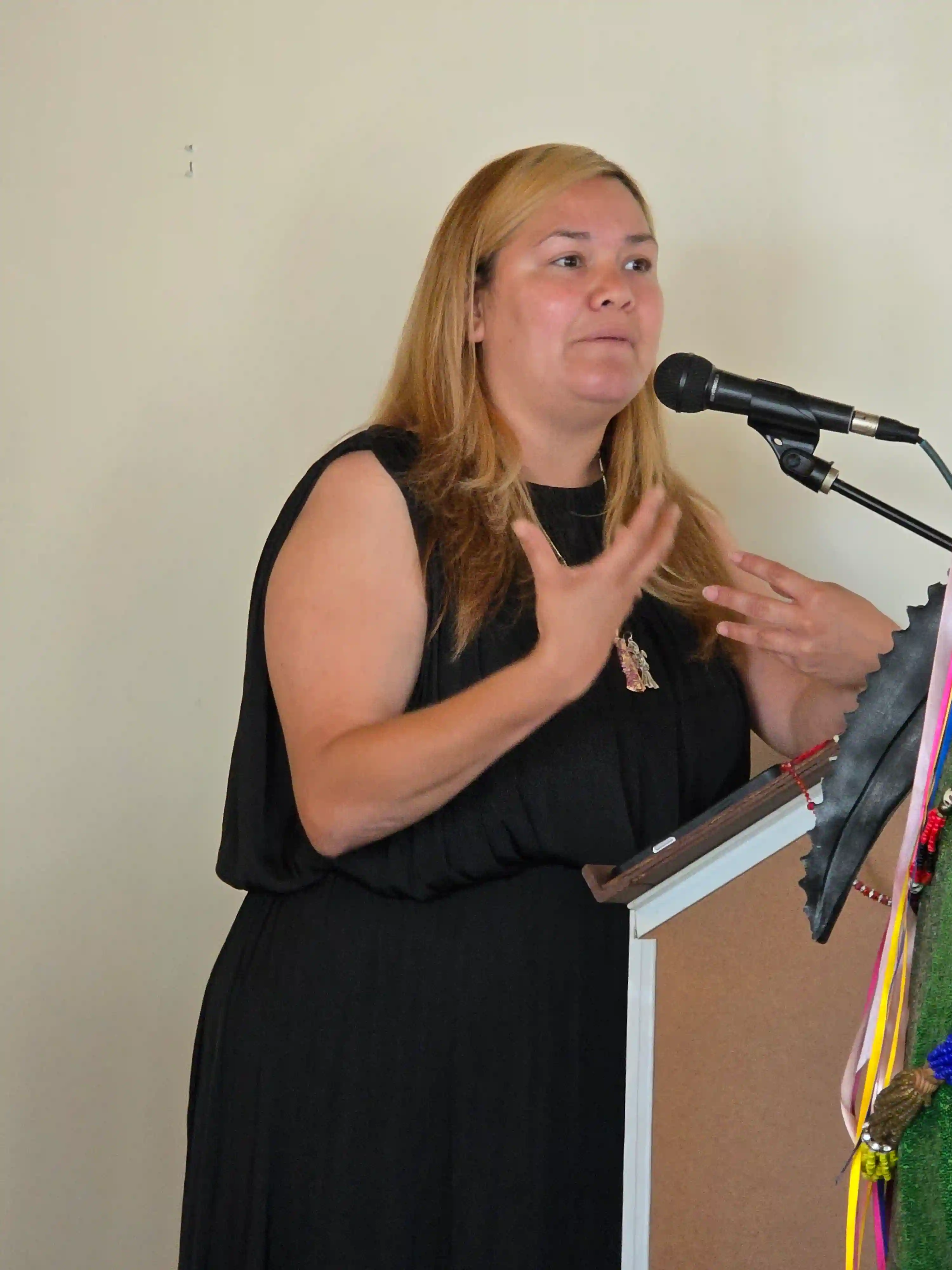 Patsy López oficiando la misa que realizan cadadomingo