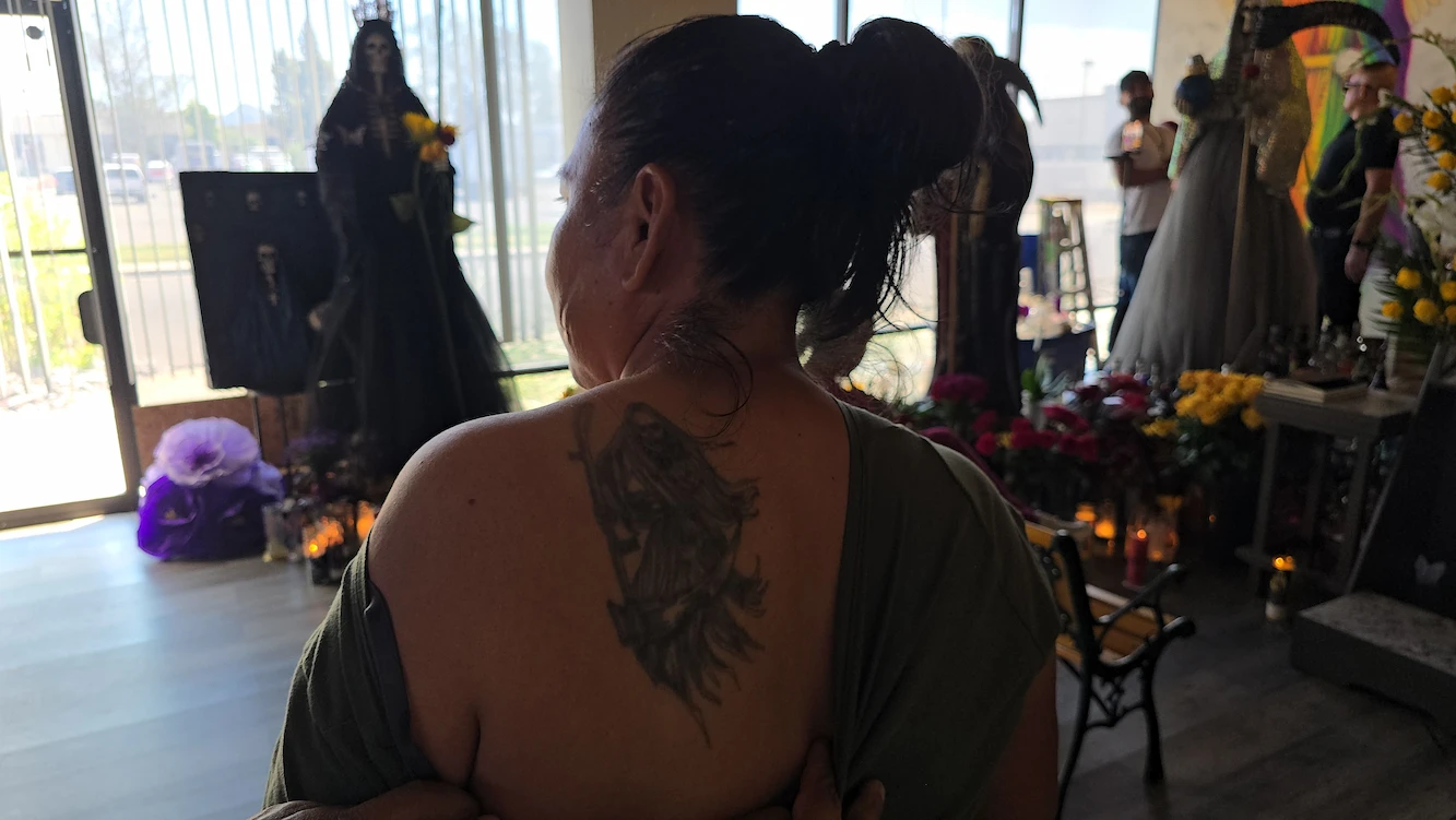 Angelica Chilaca, devota de la Santa Muerte muestra su tatuaje