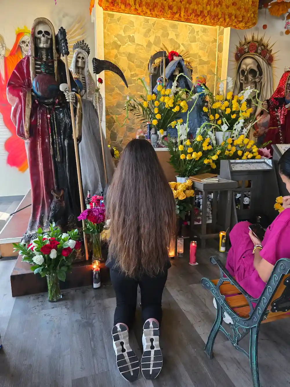 Devota orando frente al altar en el templo