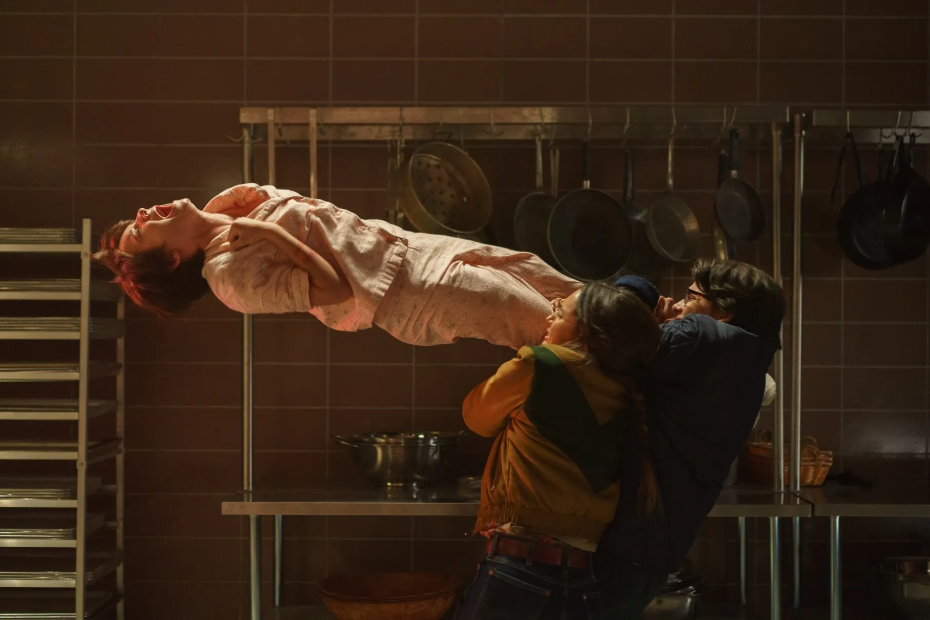 Miguel Mora como Ernesto. Escena con Gwen, interpretada por Madeleine McGraw