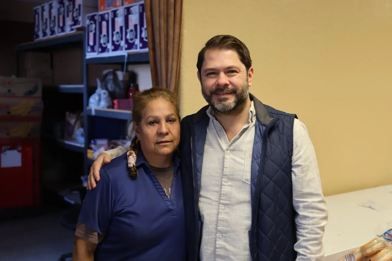 El senador Gallego agradeció al personal y a los voluntarios del Banco de Alimentos St. Vincent de Paul en Casa Grande, Arizona.
