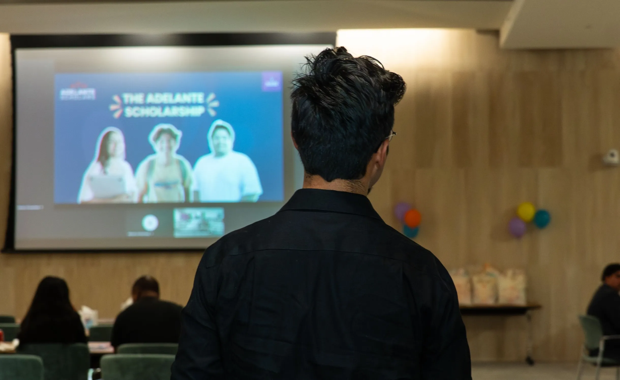 Beca Adelante: apoyo integral para estudiantes elegibles bajo la Propuesta 308