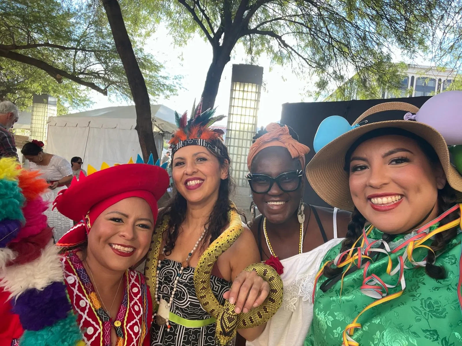 El grupo Munay Suyay, deleitando con sus danzas en el Pabellón Perú