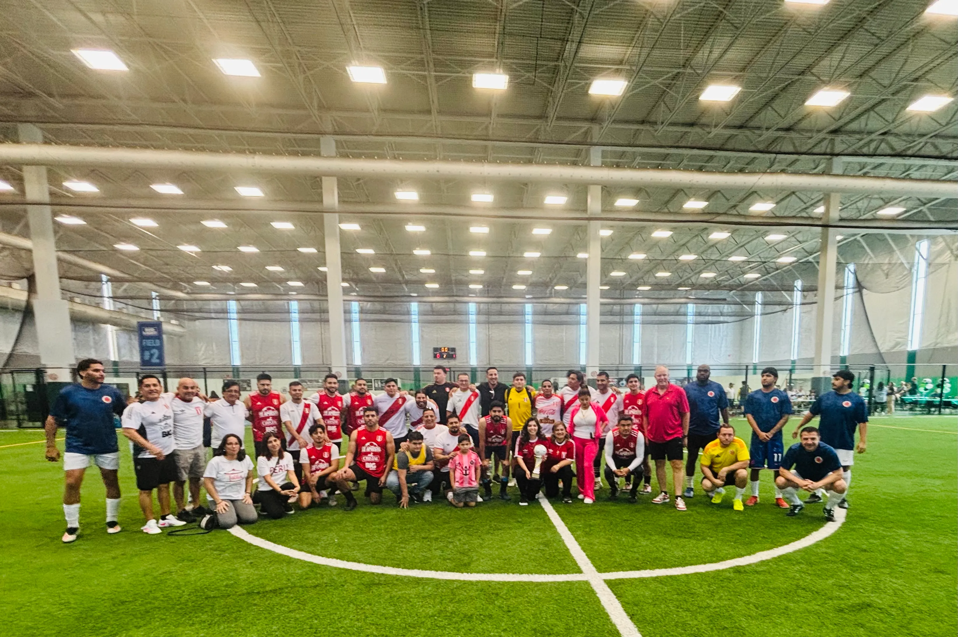 Integrantes de diversas delegaciones que participaron en el campeonato de fútbol