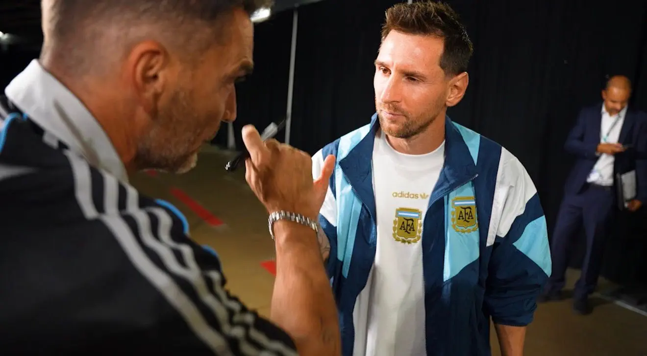 Lionel Messi firmando La Pelota del Mundial
